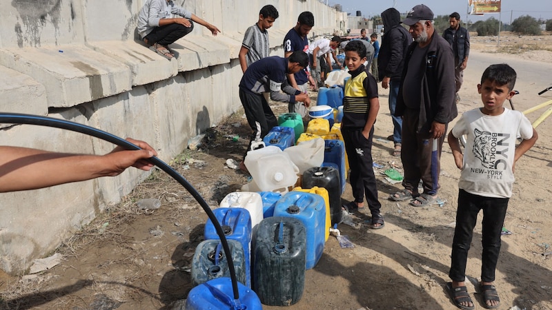 Zivilisten holen Wasser. (Bild: AFP)