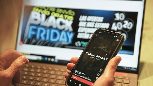 Die Black-Friday-Rabattwochen sorgen für gut gefüllte Geschäfte. Auch der Online-Handel blüht auf. (Bild: EPA)