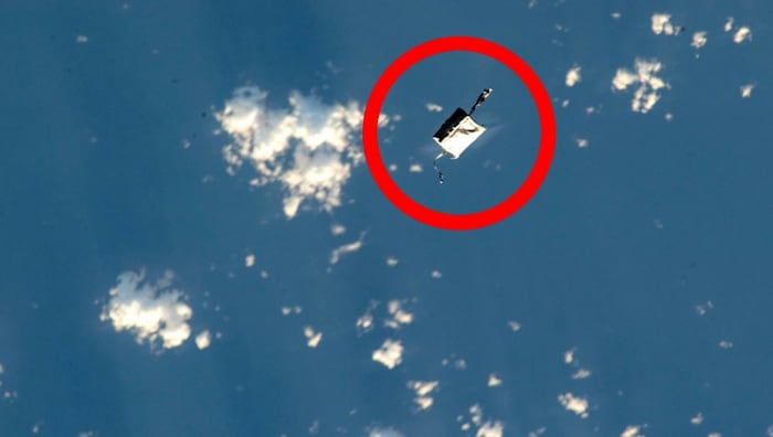 Bei einem Außeneinsatz auf der ISS haben zwei US-Astronautinnen einen Beutel (Bild) mit ...