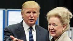 Donald Trump und seine Schwester Maryanne Trump Barry im Jahr 2008 (Bild: AFP PHOTO/Ed Jones )