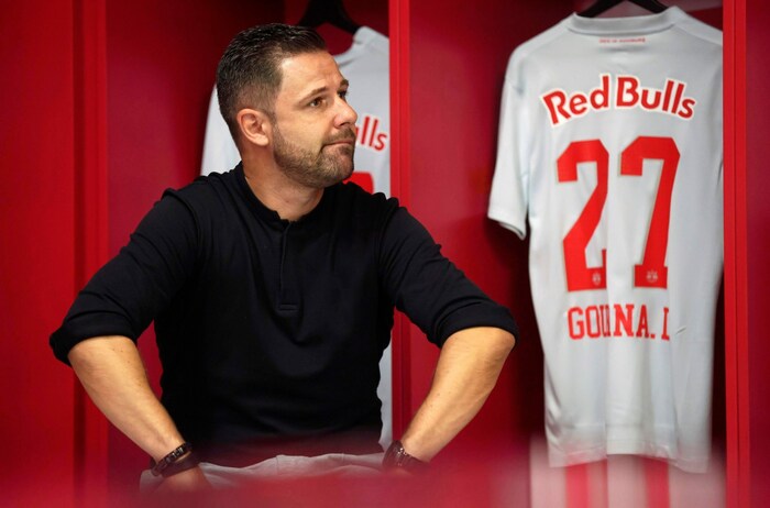 Wirkt ratlos: Sportdirektor Bernhard Seonbuchner.