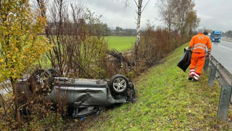Wie durch ein Wunder wurde der Lenker nur leicht verletzt. (Bild: zoom.tirol)