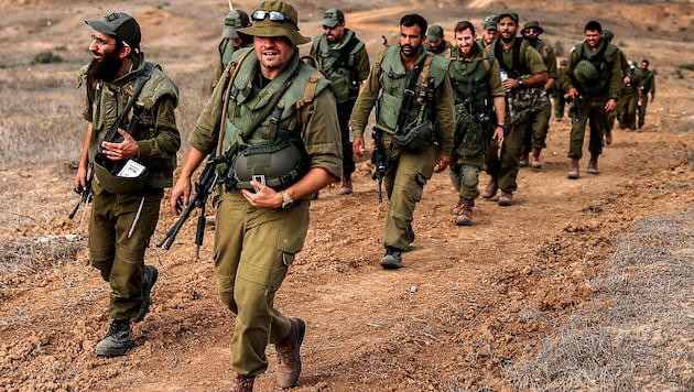 Israeli soldiers in the Gaza Strip (archive image) (Bild: APA/AFP/Menahem KAHANA)