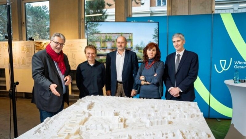 Gesundheitsstadtrat Peter Hacker, Wettbewerbssieger Thomas Pucher, Wigev-General- direktorin-Stellvertreter Herwig Wetzlinger, Jury-Vorsitzende Architektin Hemma Fasch und der Ärztliche Direktor der Klinik Hietzing, Wolfgang Huf (v. li.). (Bild: David Bohmann / PID)