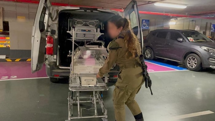 Die israelischen Streitkräfte veröffentlichten Bilder einer Soldatin, die Inkubatoren in einen ...