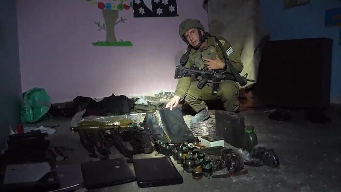 IDF-Sprecher Daniel Hagari mit den gefundenen Waffen