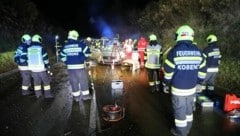 Die Feuerwehr stand beim Unfall mit insgesamt 48 Mann im Einsatz. (Bild: Thomas Zeiler)