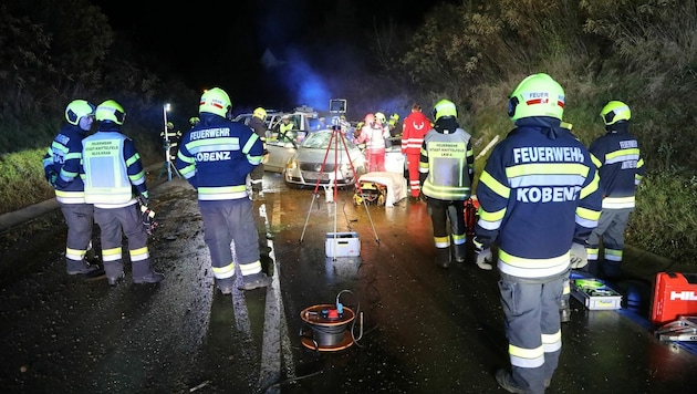 Die Feuerwehr stand beim Unfall mit insgesamt 48 Mann im Einsatz. (Bild: Thomas Zeiler)