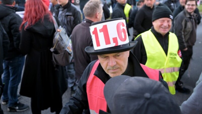 Mit der Forderung von 11,6 Prozent Lohnerhöhung sind die Arbeitnehmer in die Verhandlungen gegangen. Davon ist man in den Gesprächen aber noch sehr weit entfernt. (Bild: APA/ROLAND SCHLAGER)