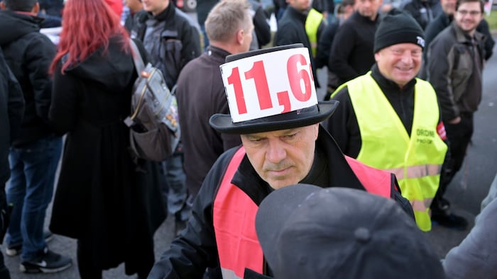 Mit der Forderung von 11,6 Prozent Lohnerhöhung sind die Arbeitnehmer in die Verhandlungen ...