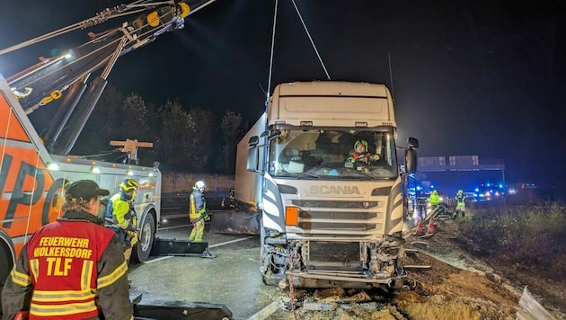 Über vier Stunden standen die Einsatzkräfte in der Nacht auf Dienstag auf der A5 im Einsatz. (Bild: FF Wolkersdorf)