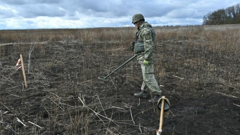 An der Minenräumung in der Ukraine beteiligen sich Polizei und Armee, unterstützt von internationalen Kräften. (Bild: AFP)