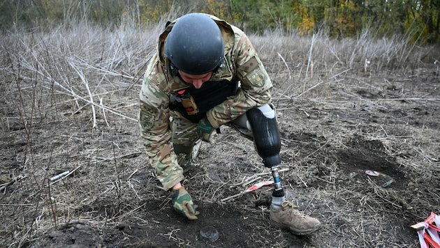 Andriy Ilkiv, Minenräumer der ukrainischen Polizei, verlor sein Bein im vergangenen Jahr durch eine Landmine. (Bild: AFP)