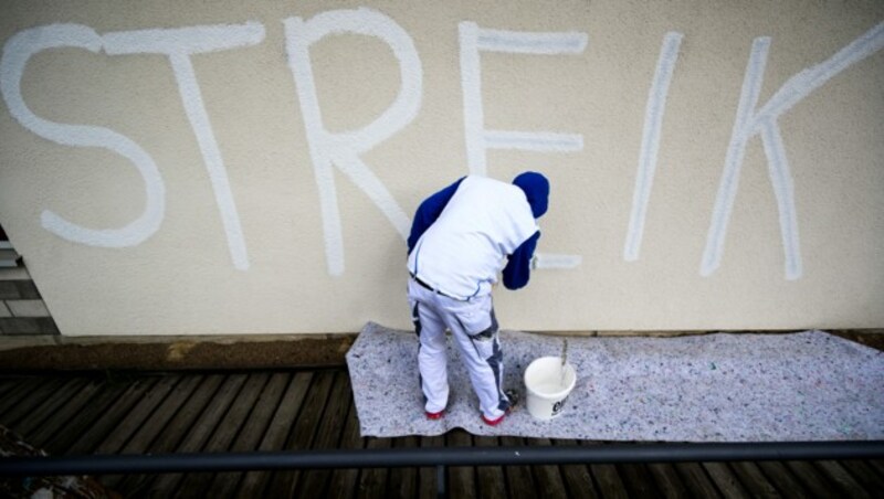 Die Arbeitgeber besserten ihr Angebot nach, für die Gewerkschaften geht das aber nicht weit genug. (Bild: APA/dpa/Julian Stratenschulte)