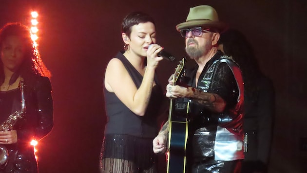 Eurythmics-Legende Dave Stewart in Action mit Tochter und Sängerin Kara (Bild: Wegotit)