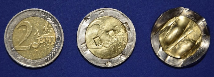 2-Euro-Münzen im Vergleich (v.l.n.r.): gültig und im Umlauf, mutmaßlich entwertet, endgültig ...