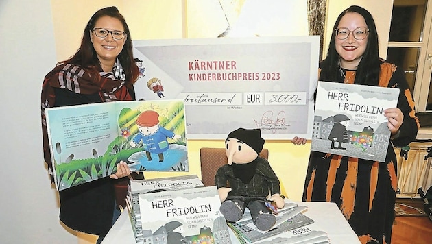 Sarah Katholnig (rechts) erhielt von Landesrätin Sara Schaar den Kinderbuchpreis. (Bild: Uta Rojsek-Wiedergut)