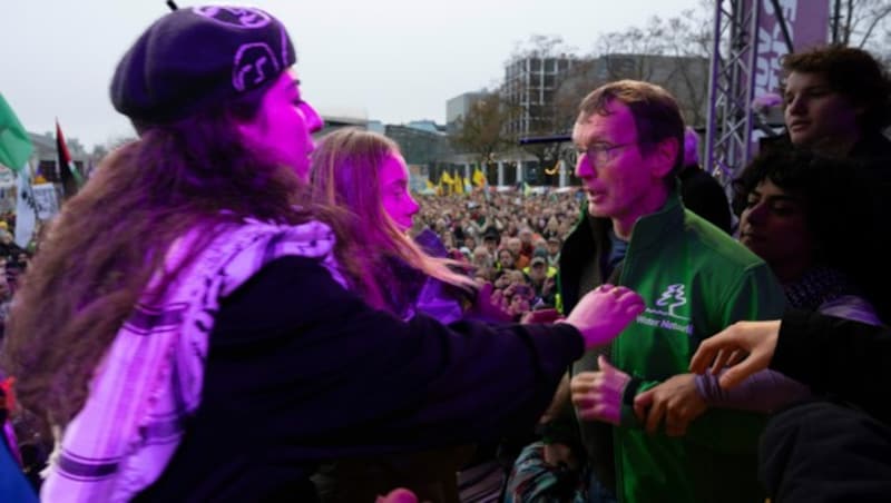 Der Niederländer Erjan Dam, ein pensionierter Physiotherapeut, kämpfte am Sonntag als einziger auf der Bühne für Klimaschutz. (Bild: AP)