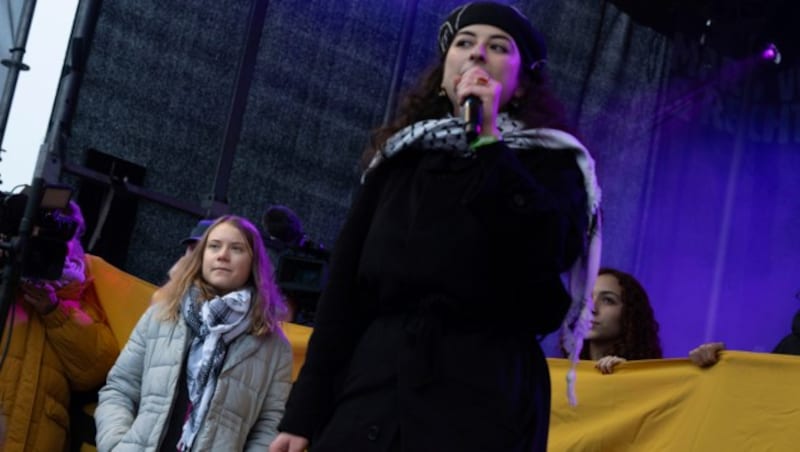 Sara Rachdan spricht zu 85.000 Menschen in Amsterdam. (Bild: AP)