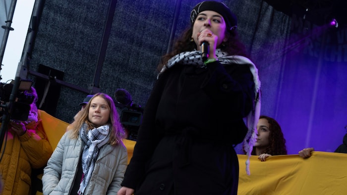 Sara Rachdan spricht zu 85.000 Menschen in Amsterdam.