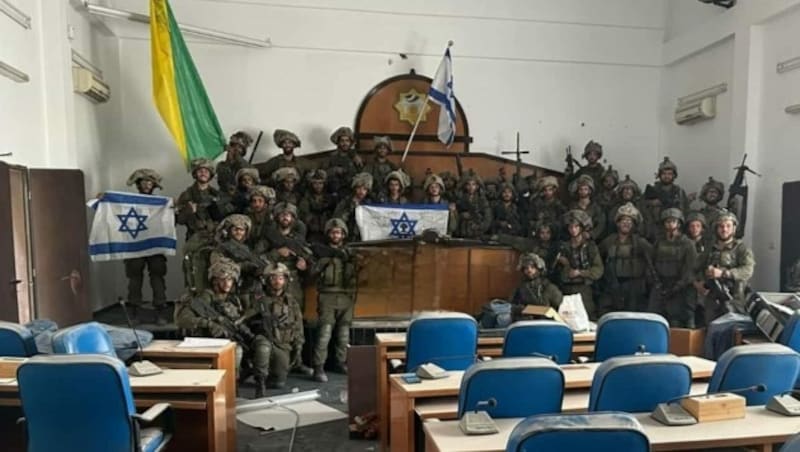 Soldaten der Golani-Brigade im Parlament in Gaza (Bild: X (Twitter))