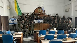 Soldaten der Golani-Brigade im Parlament in Gaza (Bild: X (Twitter))