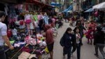 Straßenmarkt in dem einkommensschwachen Viertel Padre Carlos Mugica in Buenos Aires. Argentinien leidet unter einem starken Anstieg der Verbraucherpreise. (Bild: The Associated Press)