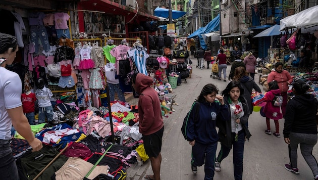 Straßenmarkt in dem einkommensschwachen Viertel Padre Carlos Mugica in Buenos Aires. Argentinien leidet unter einem starken Anstieg der Verbraucherpreise. (Bild: The Associated Press)