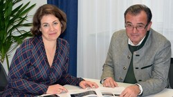 Johanna Fellinger und Soziallandesrat Christian Pewny bei einem ersten Austausch. (Bild: Land Salzburg/Kern)