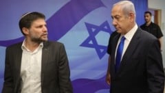 Premier Benjamin Netanyahu mit Finanzminister Bezalel Smotrich (Bild: AFP)