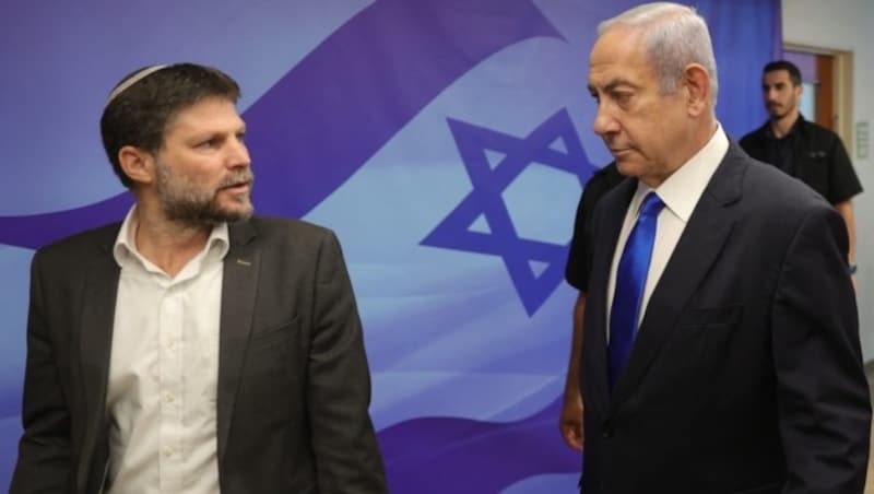 Finanzminister Bezalel Smotrich (li.) mit Premierminister Benjamin Netanyahu (Bild: AFP)