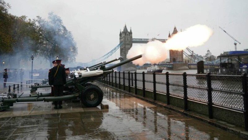 Zum Geburtstag von König Charles wurden in London Salutschüsse abgefeuert. (Bild: APA/Yui Mok/PA via AP)