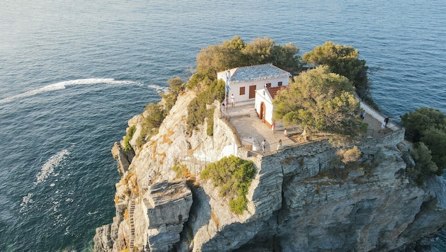 Von der Insel Skiathos geht’s mit der Fähre auch nach Skopelos zur Kirche aus dem Film „Mamma Mia!“. (Bild: Springer Reisen)