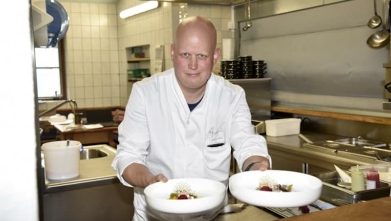 Stefan Lastin (li.) erkochte drei Hauben für die „Gamskogelhütte“ (Bild: Holitzky Roland)