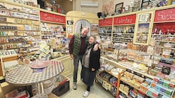 Gabriele und Michael Kornherr schließen schon bald ihr traditionelles Zuckerlgeschäft - zum Leid vieler Kunden. (Bild: Zwefo)