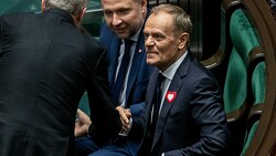 Donald Tusk bei der konstituierenden Sitzung des Parlaments nach der Wahl im Oktober (Bild: APA/AFP/Wojtek Radwanski)