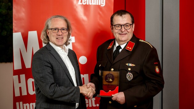 „Krone NÖ“-Ressortleiter Lukas Lusetzky gratuliert Hermann Bachtrog zum „Poldi des Jahres“ (Bild: Honorar)