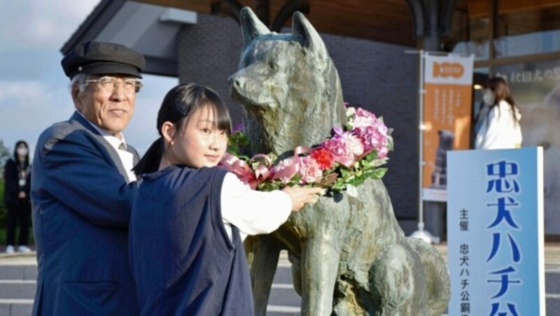 Ehrenstatue für treuen Hund „Hachiko“ in Japan (Bild: Ladona Willis/Rich Moore)