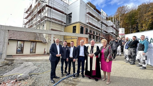 Stein auf Stein. Vom Baufortschritt machten sich auch LH Doskozil, Patrick Goger, Marcel und Josef Puchas, Kanonikus Franz Brei und Landtagsabgeordnete Verena Dunst ein Bild. (Bild: Schulter Christian)