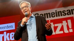 Linke-Fraktionschef Dietmar Bartsch sieht die Selbstauflösung seines Klubs im Bundestag auch als Chance. (Bild: APA/AFP/JAN ZAPPNER)