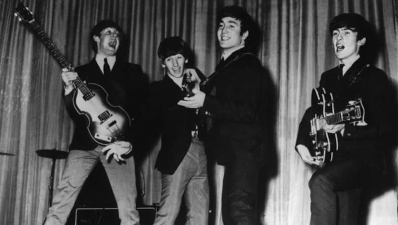 Die Liverpooler Band bei einem Auftritt im Londoner Lyris Theatre im Jahr 1963 (v.l.n.r.): Paul McCartney, Ringo Starr, John Lennon und George Harrison. (Bild: dpa)