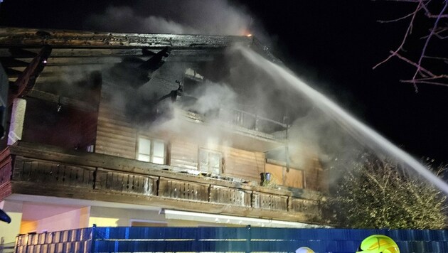 Zigaretten-Asche am Balkon ist laut Polizei die Ursache für den Brand (Bild: Freiwillige Feuerwehr Kuchl)