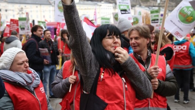 Lautstark ging es auch in Salzburg her. Die Handelsangestellten forderten 11 Prozent mehr Gehalt. (Bild: Tröster Andreas)