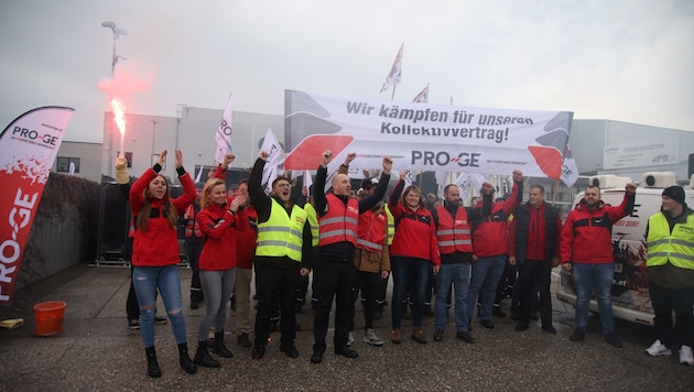 Bengalische Feuer und laute Musik eröffneten den Streik in Bürmoos. (Bild: Tröster Andreas)