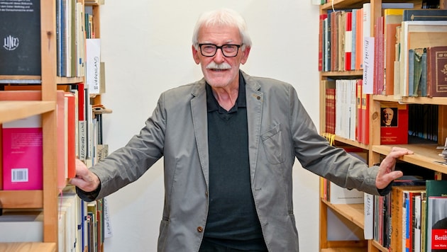 Peter Steinberg (80) zwischen seinen Regalen - noch hat er rund 6000 Bücher im Antiquariat auf Lager, die bis allerspätestens 22. Dezember raus müssen. (Bild: Dostal Harald)