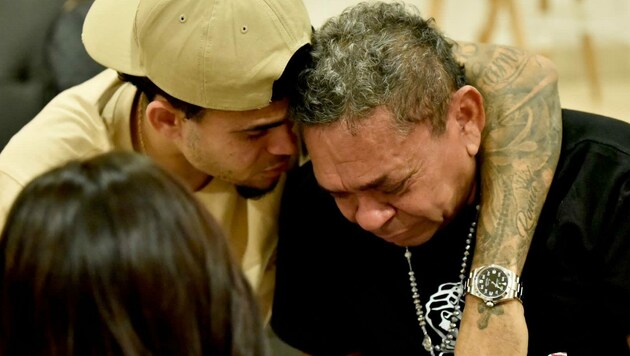 Emotional: Luis Diaz mit seinem Vater. (Bild: X/FCF)