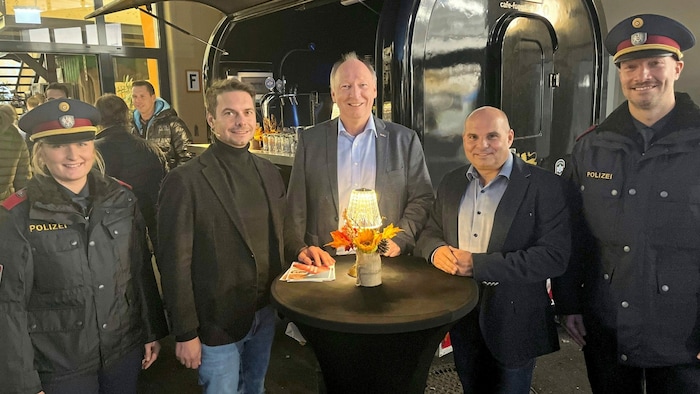 Marc Gfrerer, Martin Zandonella und Holger Schmitz von der Wirtschaftskammer(2.-4.v.l.) bei der ...