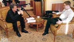 Hubert Seipel interviewte im Jahr 2014 den nach Russland geflohenen NSA-Aufdecker Edward Snowden. (Bild: APA/EPA/KNUT SODEMANN / ARD / HANDOUT)