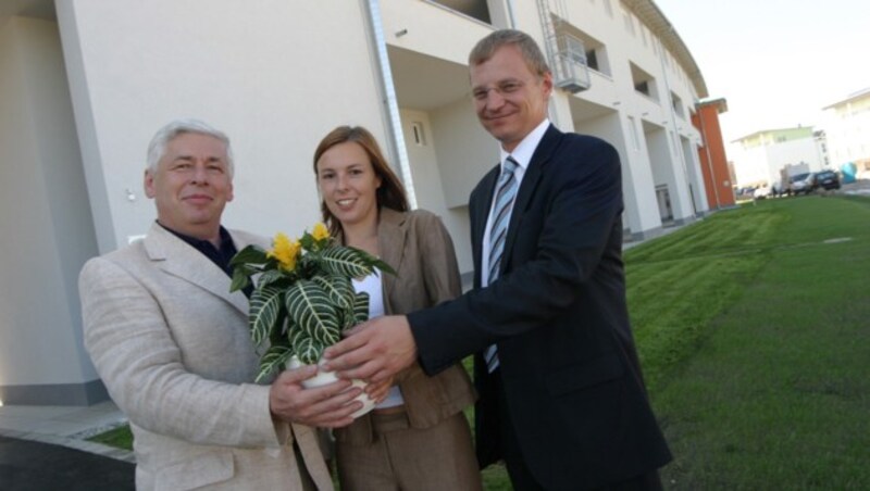 Eine Wohnungsübergabe im Jahr 2004, mit ÖVP-Politiker Thomas Stelzer, damals Landtagsabgeordneter und ÖVP-Wohnbausprecher. (Bild: Foto: © Horst Einöder / www.flashpictures.at)