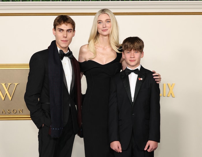 Kampa posiert mit seinen Co-Stars Elizabeth Debicki (Prinzessin Diana) und Fflyn Edwards (Prinz ...